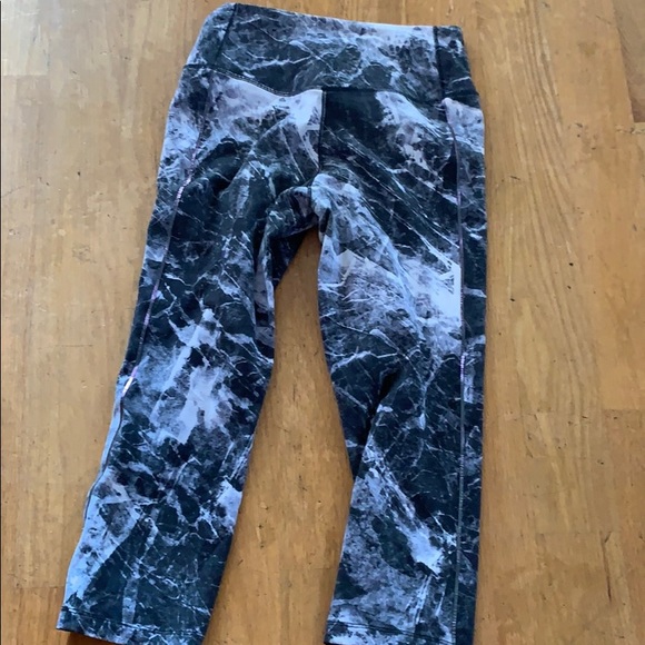 Nike cropped knee length leggings - Picture 2 of 3